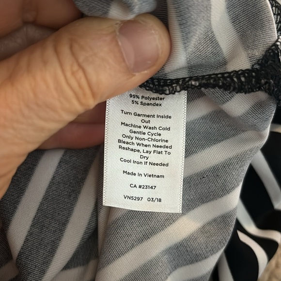 ❤️2/$15 or 3/$21❤️ Talbots Black/White Striped 3/4 Sleeves Jersey Tunic Top - Picture 8 of 8